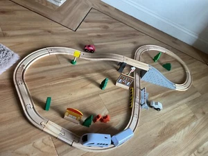 Juego de tren de madera tren a pilas con edificios puente árbol personas - Imagen 1 de 8