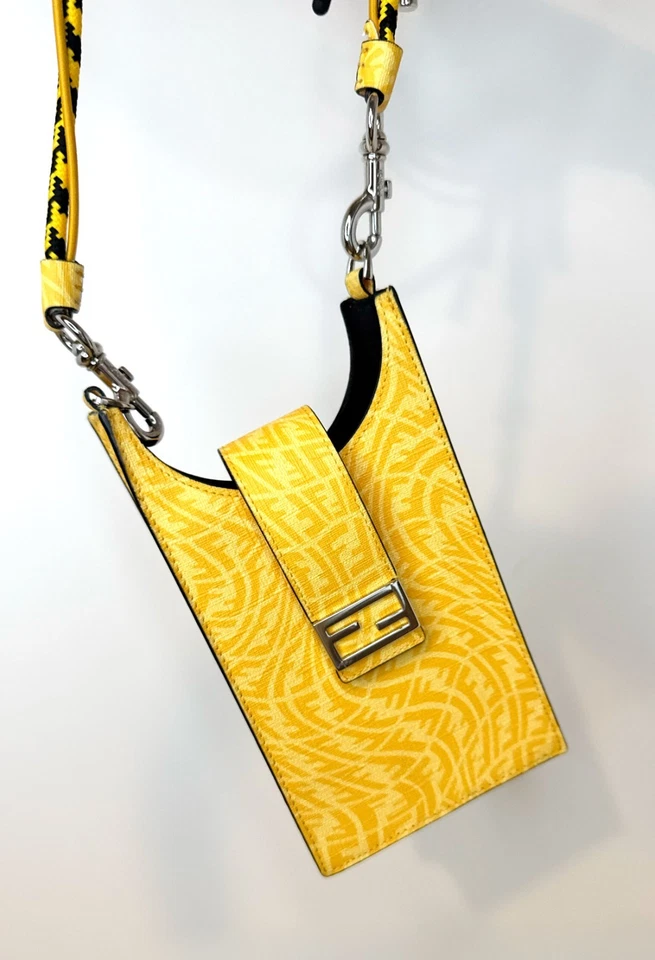 Soporte para teléfono Fendi Sarah Coleman de lona recubierta FF Vertigo Foto 1 de 4