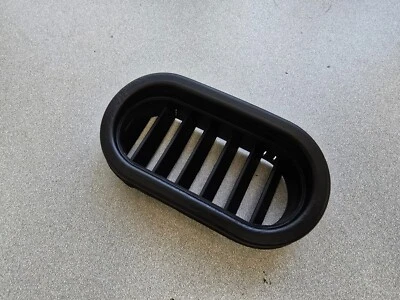 NICE USED ORIGINAL PORSCHE 924 944 968 LEFT DRIVERS DOOR RUBBER VENT UNIT — 第 1/4 张图片