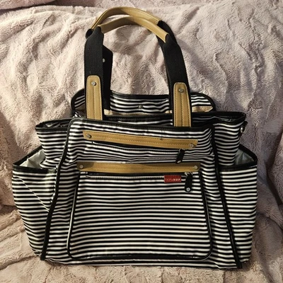 Bolsa de pañales Skip Hop Grand Central TakeitAll grande negra blanca a rayas Foto 1 de 4