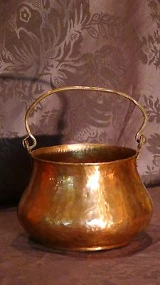 ANTIGUA OLLA MARTILLADA A MANO DE COBRE ÁRABE ISLÁMICO DEL SIGLO XII Foto 1 de 4