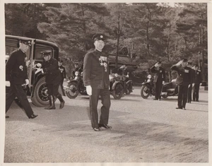 1945 Pressefoto Japanische Truppen grüßen Kaiser Hirohito am Tama Mausoleum - Bild 1 von 2
