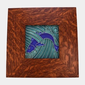 Azulejos Motawi hechos a mano arte cerámica azul estilizado pez enmarcado azulejo - Imagen 1 de 6