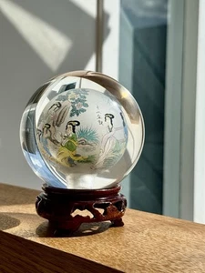 Chinesischer umgekehrter handbemalter Briefbeschwerer Glaskugel auf Ständer "12 goldene Königinnen" - Bild 1 von 23