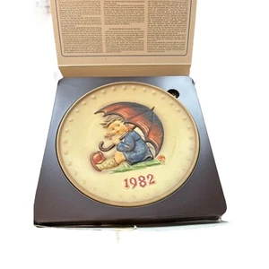 M.J. Hummel Goebel Annual Plate 1982 Bas-Relief Twelfth Edition Collectible - Picture 1 of 10