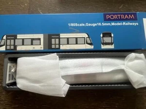 Vagón de tranvía de tren ligero Toyama calibre HO TLR0600 rojo nuevo en caja calibre H0 1/80 - Imagen 1 de 4