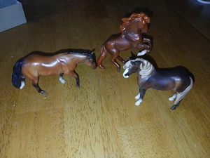 Three Breyer Stablemate Horse Holiday Christmas Gift - Picture 1 of 2