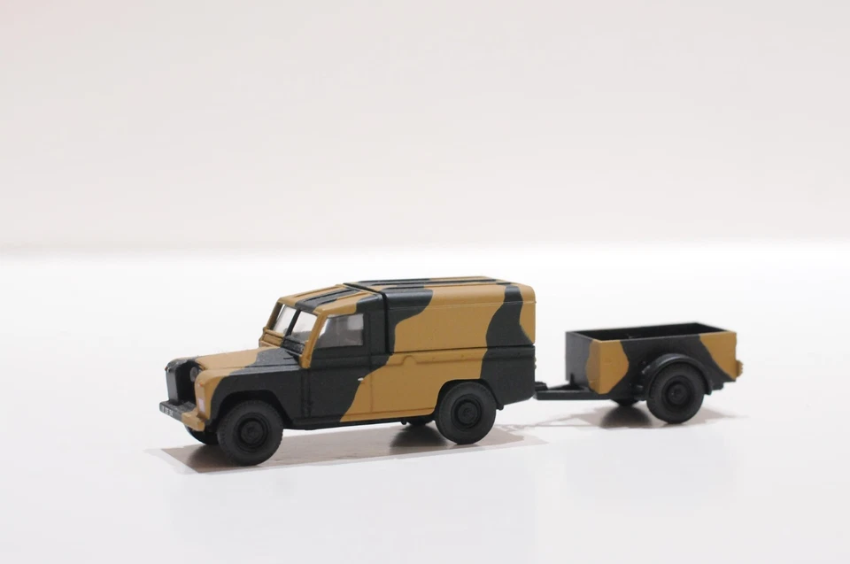 CORGI BRITISH ARMY LAND ROVER WITH TRAILER SCALE 1:43 SET - Image 1 of 4