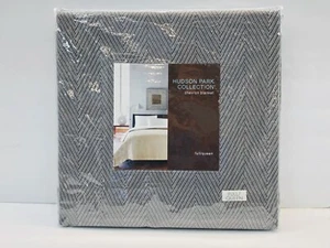 Coperta letto completa Hudson Park Collection Chevron/Queen bianco antracite nuova $145 - Foto 1 di 9