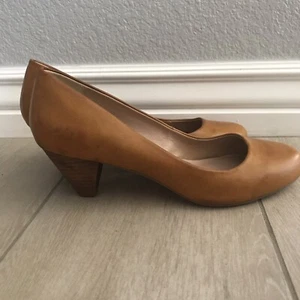 Restricted Size 9 Faux Leather Tan Heel, Round Toe Excellent Golden Brown Pumps - Picture 1 of 10
