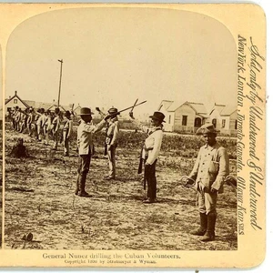 General Nunez Drilling the Cuban Volunteers Spanish American War Stereoview  - Bild 1 von 3