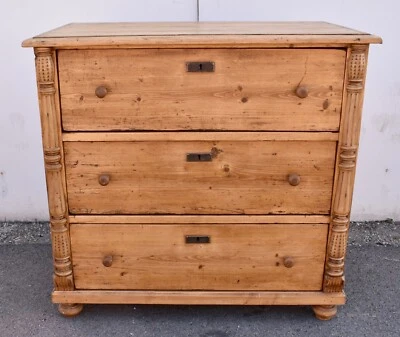 Antigua cómoda de tres cajones Foto 1 de 4