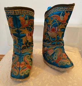 Botas de seda vintage asiáticas bordadas para niños pequeños coloridas con motivos florales y de pájaros - Imagen 1 de 7