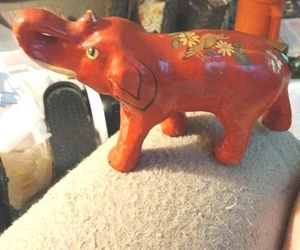 Estatuilla de elefante grande lacada en papel maché pintada a mano roja floral de colección.  - Imagen 1 de 19