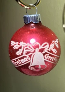 Plantilla vintage EE. UU. “SALUDOS DE NAVIDAD” adorno vidrio rojo blanco 1,75” - Imagen 1 de 6