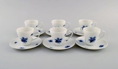 Bjørn Wiinblad pour Rosenthal. Six tasses à moka Romanze Blue Flower avec sou... - Photo 1/4