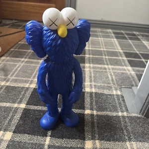 kaws figure - Picture 1 of 4