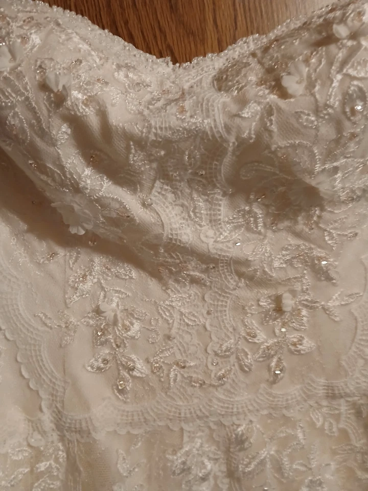 OBO Need her go... vestido de novia talla 10!! Foto 1 de 4