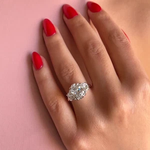 Alianza de oro blanco de 14K corte ovalado de 5 o 6 diamantes cultivados en laboratorio IGI de 4 quilates - Imagen 1 de 13