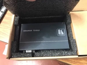 Amplificador de distribución de video Kramer VP-200K 1x2 VGA - Imagen 1 de 5