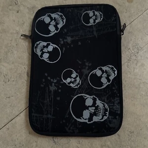 Neoprene tablet 7" zippered pouch for ipad mini or similar. Black skulls design - Picture 1 of 3