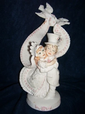 Norman Wilton 1988 adorno de pastel de boda "cuerdas de corazón" porcelana bisque 7" Foto 1 de 4