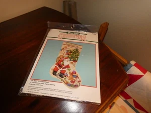 Kit de Medias de Navidad Bucilla Contado Punto de Cruz Lo Mejor de No. Juguetes de Santa 82988 - Imagen 1 de 5