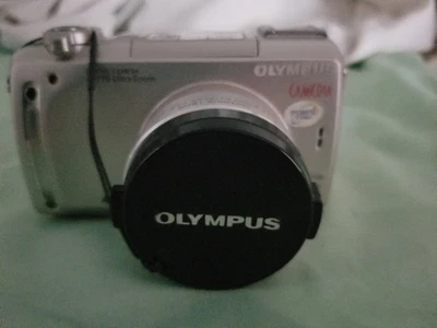 Olympus Camedia C-770 Ultra Zoom Digital Camera 4 MP 10X Zoom AF Charger, Case - Image 1 of 4