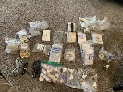 Lote de más de 50 tomas telefónicas y accesorios (la mayoría son nuevos en paquete). Foto 1 de 4