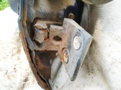 Bisagra puerta delantera Volkswagen Golf 1995 usada, original #1447343-38 Foto 1 de 4