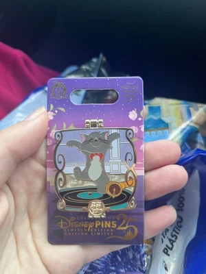 Prendedor plegable Z 2025 Disney Parks The Aristocats 55 aniversario gatitos  Foto 1 de 2
