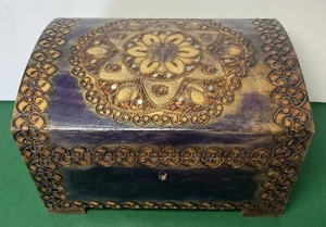 Kleine lila Holz Schmuckschatulle Pyrographie Kupfer Intarsien Mandala mit Schlüsseltruhe - Bild 1 von 12