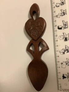 VGC - WELSH LOVE SPOON with DAFFODIL design DARK BROWN WOOD 17.5 cm LONG - Picture 1 of 7