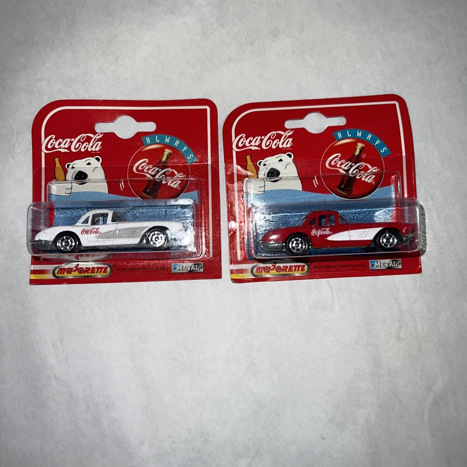 COCA COLA MAJORETTE CORVETTE 1/64 Лот из 2 Красных Белых  - Изображение 1 из 4