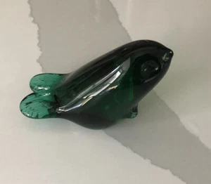 Robbe oder Seelöwe smaragdgrün mundgeblasen Kunstglas kleine Figur Wassertier - Bild 1 von 9