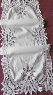 Superbe et grand chemin de table entouré de DENTELLE - Photo 1/4