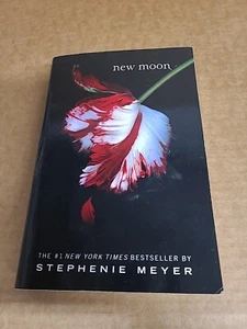 New Moon (The Twilight Saga) - Paperback By Meyer, Stephenie - GOOD - Foto 1 di 2