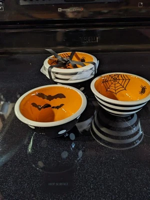 Juegos de cerámica Terramoto de (2) cuencos de inmersión de 2"H x 4"W diseños de Halloween  Foto 1 de 4