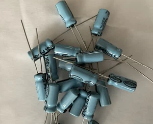 Condensador radial de aluminio XICON 1μF 100V (juego de 100) NOS - Imagen 1 de 6