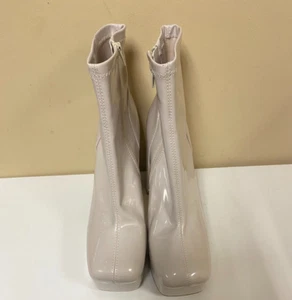Women NWOT  "Steve Madden" shinny beige 4.5" heels ankle boots. Size 11 - Picture 1 of 3