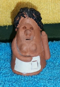 Figura miniatura de mujer, cerámica marrón terracota pintada a mano - Imagen 1 de 4