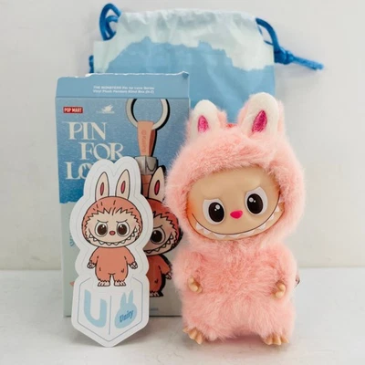 Mini pingente de boneca de pelúcia de vinil POP MART Labubu The Monsters Pin For Love Series U - Imagem 1 de 4