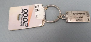 Portachiavi Millennio Anno 2000 Biglietto Metallo Stub Silvertone Vecchio Cartellino Prezzo intatto - Foto 1 di 5