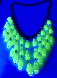 VINTAGE CZECH ART DECO URANIUM MOLDED GLASS BEAD NECKLACE (GLOWS) P2 - Picture 1 of 2