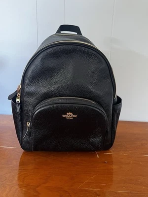 Mochila de corte COACH para mujer cuero granulado negro/herrajes dorados usada en excelente estado Foto 1 de 4
