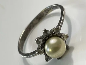 Anillo banda floral vintage de plata esterlina '925' y perla sintética/piedra transparente talla K - Imagen 1 de 10