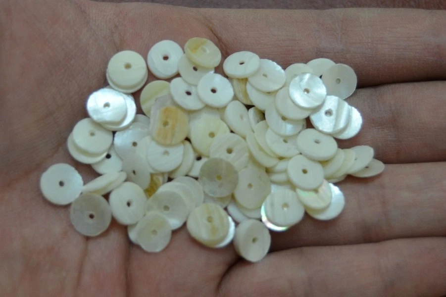 100 PCS DRILLED ROUND MOTHER OF PEARL SHELL CHARMS BEADS 6MM - Image 1 of 1