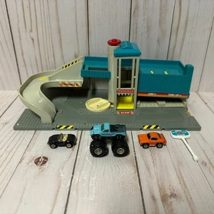 Vintage Micro Machines Service City Parking with 3 Vehicles Pontiac GTO Ferrari - Picture 1 of 18