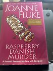 Raspberry Danish Murder par Joanne Fluke (2018, couverture rigide) SIGNÉ 1er/1er N&B ED.