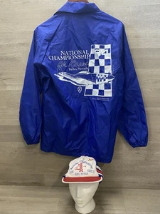 Gorra y chaqueta de lluvia National Championship Air Races Reno Nevada años 80 talla mediana - Imagen 1 de 18